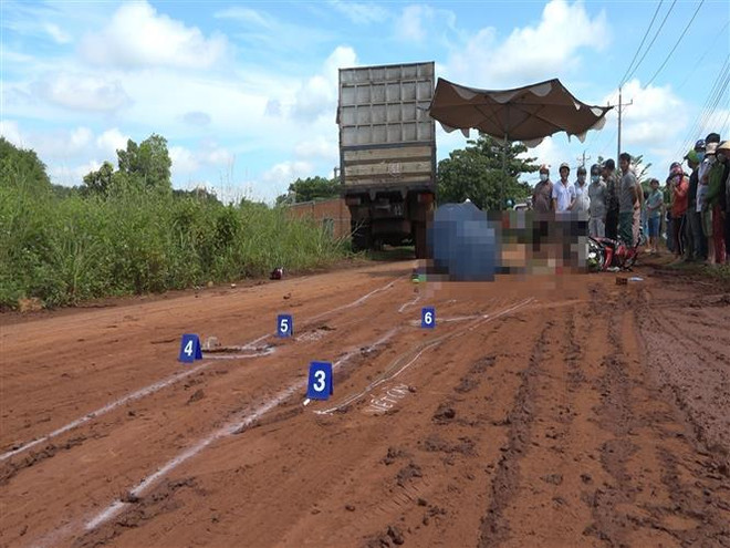 Bình Phước: Xe tải va chạm xe máy khiến 3 người thương vong ảnh 1