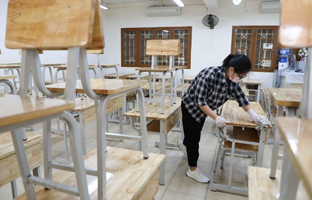 Vệ sinh, khử khuẩn bàn ghế trong lớp học. (Nguồn: TTXVN) Hà Nội hướng dẫn phòng, chống COVID-19 khi học sinh trở lại trường ảnh 1