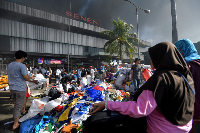 Indonesia: Cháy lớn tại một khu chợ cổ ở trung tâm Jakarta ảnh 1