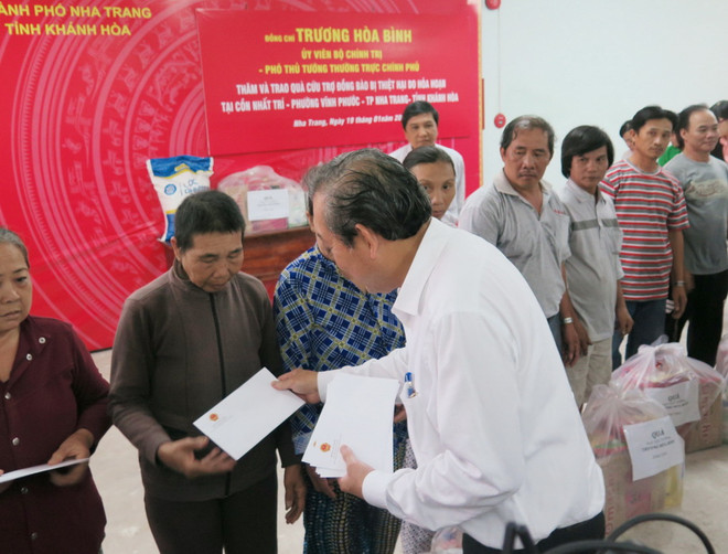 Thăm hỏi người dân bị thiệt hại trong vụ hỏa hoạn tại Nha Trang ảnh 1