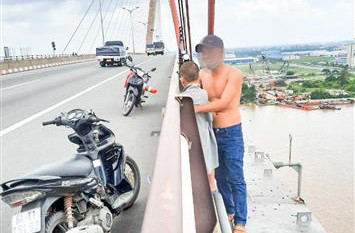 Cần Thơ: Kịp thời ngăn người đàn ông ôm con định nhảy cầu tự tử ảnh 1