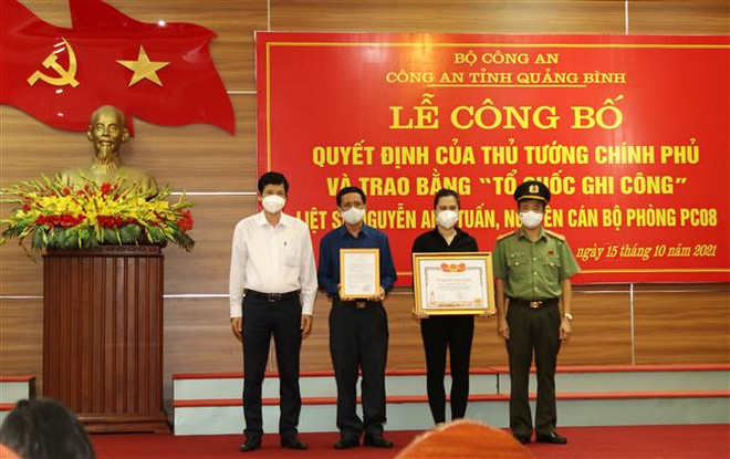 Trao bằng 'Tổ quốc ghi công' cho gia đình chiến sỹ công an hy sinh ảnh 1