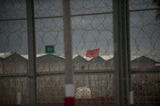 Người di cư châu Phi tấn công hàng rào biên giới Tây Ban Nha ảnh 1