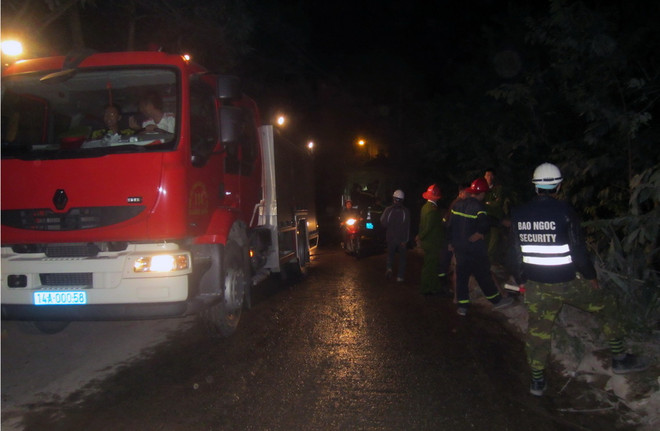 Quảng Ninh: Xe bồn chở nước bất ngờ mất lái, đâm sập nhà dân ảnh 2