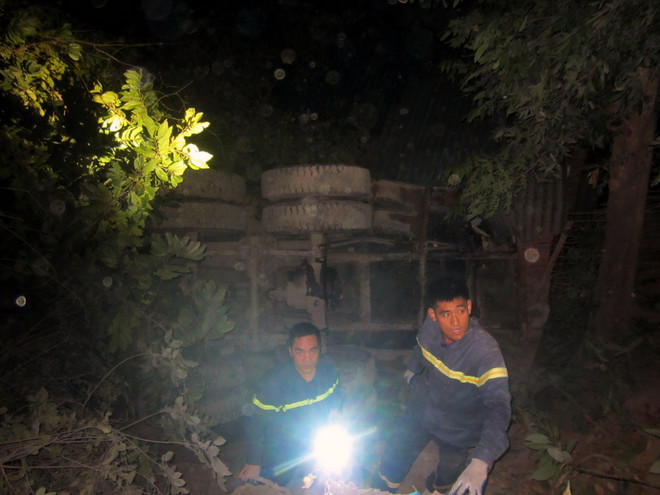 Quảng Ninh: Xe bồn chở nước bất ngờ mất lái, đâm sập nhà dân ảnh 1