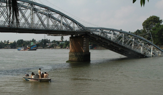 Đưa thiết bị quét siêu âm rà soát khu vực cầu Ghềnh bị sập ảnh 1