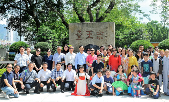 Đoàn chụp ảnh lưu niệm tại Vườn Hoa Tống Vương Đài. (Ảnh: Xuân Tuấn-Hoài Nam/Vietnam+) Hong Kong: Tổ chức hoạt động "Về nguồn" nhân sinh nhật Bác Hồ ảnh 1