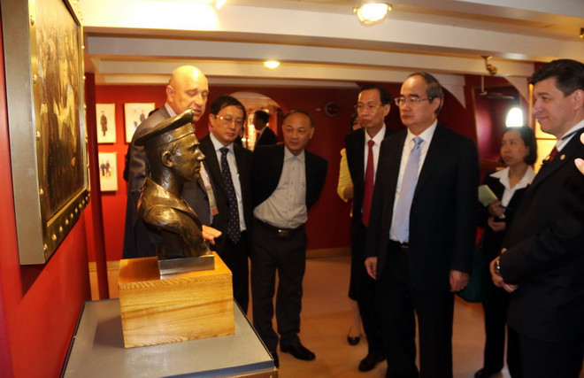 Lãnh đạo Thành phố Hồ Chí Minh đến thăm Chiến hạm Rạng Đông ảnh 2