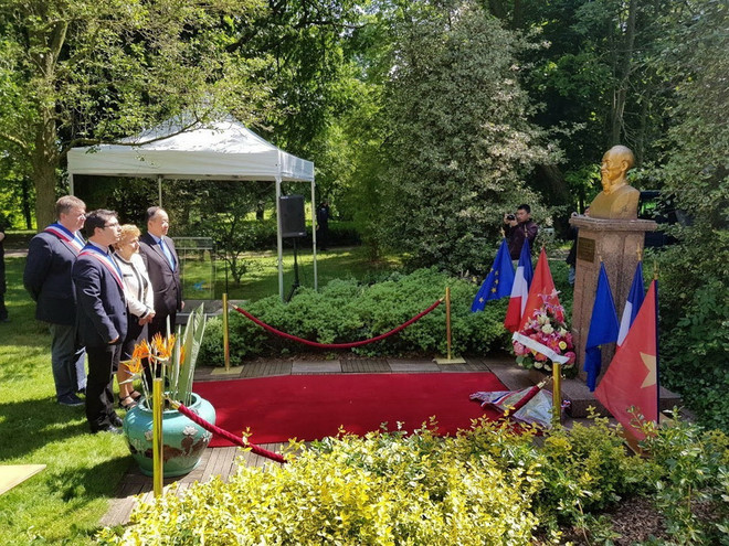 Trang trọng kỷ niệm 128 năm ngày sinh Chủ tịch Hồ Chí Minh tại Pháp ảnh 1