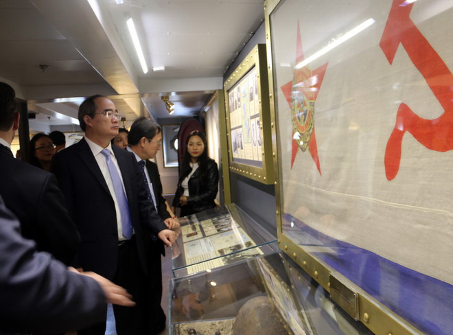 Lãnh đạo Thành phố Hồ Chí Minh đến thăm Chiến hạm Rạng Đông ảnh 1