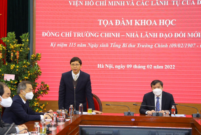 Phó giáo sư-tiến sỹ Lý Việt Quang, Viện trưởng Viện Hồ Chí Minh và các lãnh tụ của Đảng phát biểu. (Ảnh: Văn Điệp/TTXVN) Tọa đàm 'Đồng chí Trường Chinh - nhà lãnh đạo đổi mới, sáng tạo' ảnh 1