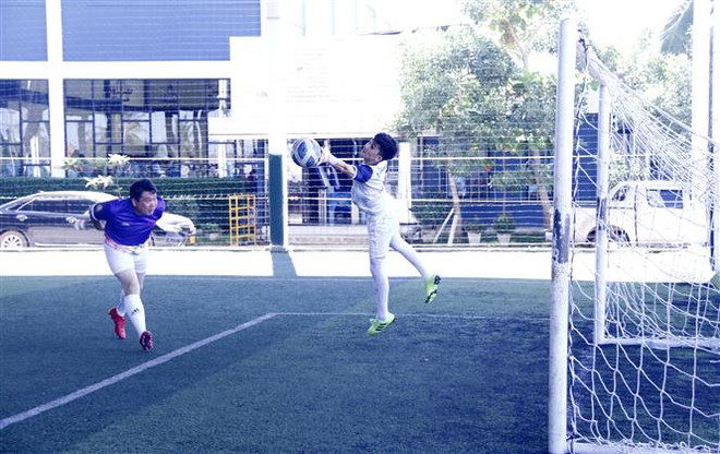 Giao lưu bóng đá hữu nghị chào mừng Năm Đoàn kết Hữu nghị Việt-Lào ảnh 2