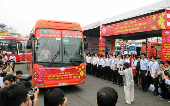 Ông Đinh La Thăng tiễn sinh viên, công nhân về quê đón Tết ảnh 1