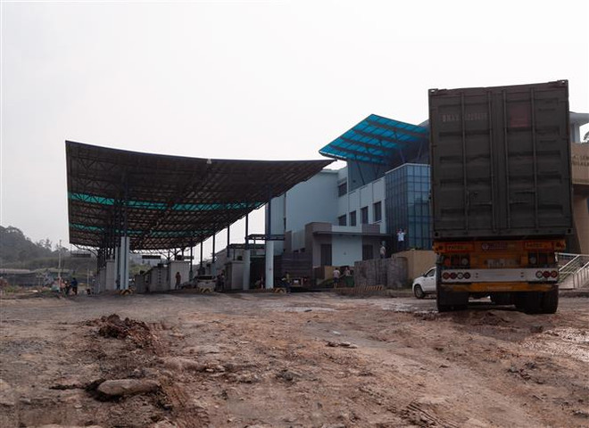 Xếp hàng dài đợi làm thủ tục xuất cảnh tại Cửa khẩu La Lay ở Quảng Trị ảnh 2