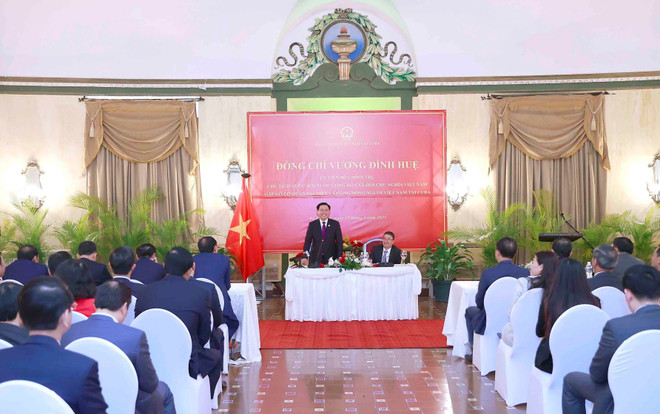 Chủ tịch Quốc hội Vương Đình Huệ phát biểu. (Ảnh: Doãn Tấn/TTXVN) Chủ tịch Quốc hội gặp mặt đại diện cộng đồng người Việt ở Cuba ảnh 3