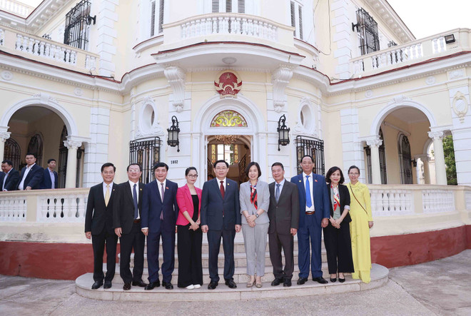 Chủ tịch Quốc hội Vương Đình Huệ chụp ảnh lưu niệm với đại biểu tại Đại sứ quán Việt Nam tại Cuba. (Ảnh: Doãn Tấn/TTXVN) Chủ tịch Quốc hội gặp mặt đại diện cộng đồng người Việt ở Cuba ảnh 1