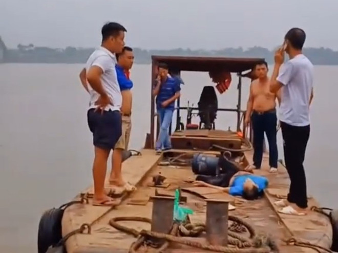 Nạn nhân được cứu lên thuyền trong tình trạng bị choáng và đau ở vùng bụng. Vĩnh Phúc: Để lại xe tải, nam thanh niên nhảy cầu xuống sông Hồng ảnh 1