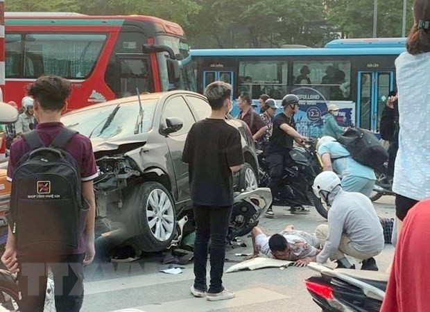 Vụ tai nạn tại ngã tư đường Xuân La-Võ Chí Công (Hà Nội) khiến nhiều người bị thương. (Ảnh: TTXVN phát) Thủ tướng chỉ thị tăng cường bảo đảm an toàn giao thông đường bộ ảnh 1