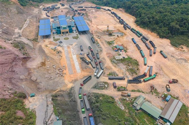 Xếp hàng dài đợi làm thủ tục xuất cảnh tại Cửa khẩu La Lay ở Quảng Trị ảnh 1