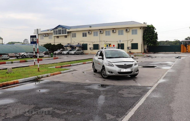 Học viên thi sát hạch lái xe trong sa hình. (Ảnh: Việt Hùng/Vietnam+) Thủ tướng chỉ thị tăng cường bảo đảm an toàn giao thông đường bộ ảnh 4