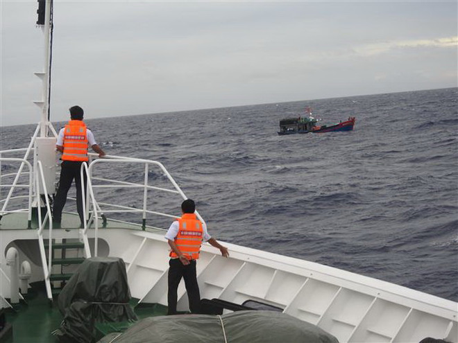 Lai dắt tàu cá của ngư dân Quảng Ngãi về đảo Song Tử Tây để sửa chữa ảnh 1