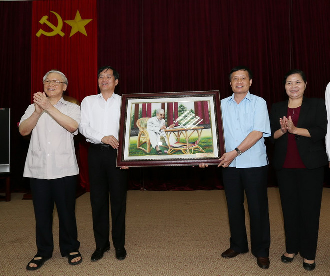 Tổng Bí thư Nguyễn Phú Trọng tặng bức tranh Bác Hồ cho Đảng bộ, chính quyền, quân và dân tỉnh Lai Châu. (Ảnh: Trí Dũng/TTXVN) Lai Châu cần coi trọng công tác dân tộc, giải quyết nạn tảo hôn ảnh 2
