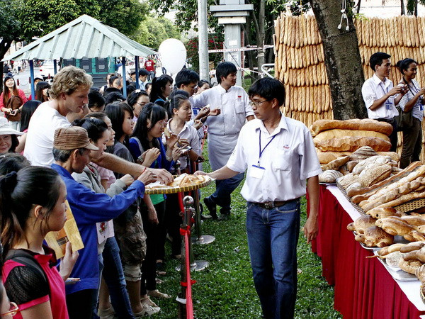 Khai mạc lễ hội đường phố kỷ niệm quan hệ Việt-Pháp ảnh 1