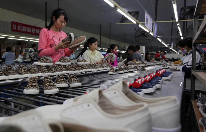 Sản xuất giày xuất khẩu. (Nguồn: TTXVN) Nhiều dư địa tăng trưởng hợp tác thương mại giữa Việt Nam và Argentina ảnh 2