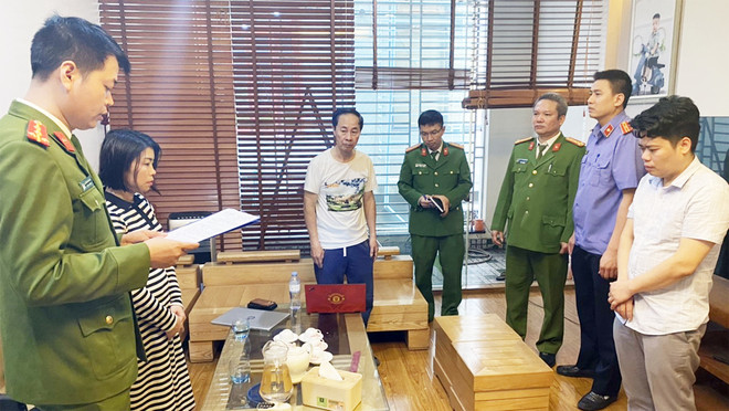 Cơ quan Cảnh sát điều tra Công an tỉnh Bắc Giang thực hiện các thủ tục tố tụng đối với bị can Hoàng Văn Quý (đứng ngoài cùng bên phải) hồi tháng 3 vừa qua. (Nguồn: Báo Bắc Giang) Bắc Giang: Nghiệm thu xe cải tạo sai quy định, 4 đối tượng bị khởi tố ảnh 1