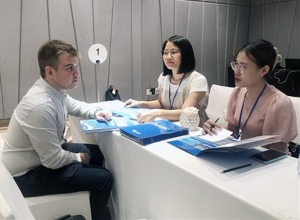 Đại diện doanh nghiệp Argentina tiếp thị sản phẩm tại buổi giao lưu thương mại. (Ảnh: Mỹ Phương/TTXVN) Nhiều dư địa tăng trưởng hợp tác thương mại giữa Việt Nam và Argentina ảnh 3