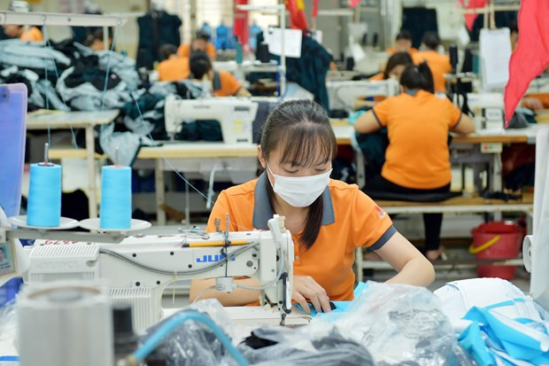 Sản xuất hàng dệt may xuất khẩu. (Ảnh: Vietnam+) Giải pháp hỗ trợ doanh nghiệp phục hồi nhanh, phát triển bền vững ảnh 1