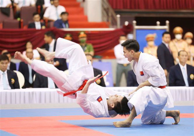 Kata đồng đội nam của Việt Nam thi đấu tại SEA Games 31. (Ảnh: Thanh Tùng/TTXVN) Đội tuyển karate Việt Nam treo thưởng cho thành tích tại SEA Games 32 ảnh 1