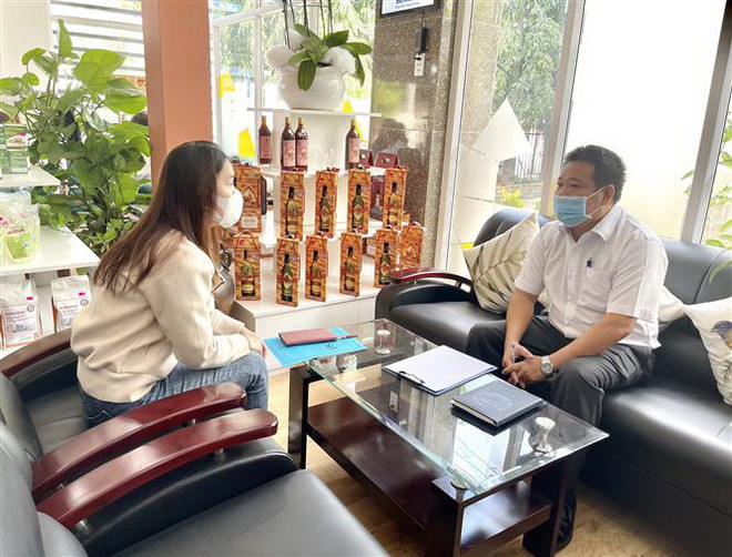 Đại diện đơn vị tuyển dụng lao động trao đổi với ứng viên tìm việc làm tại Chương trình 'ATM việc làm.' (Ảnh: TTXVN phát) 'ATM việc làm' tiếp sức cho người lao động Ninh Thuận trong mùa dịch ảnh 2