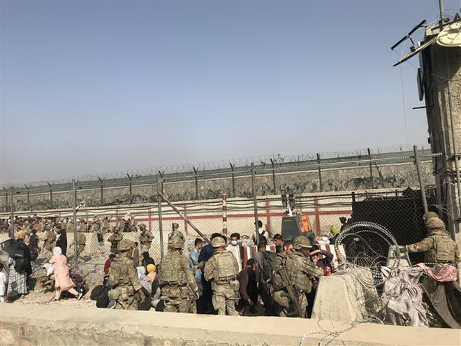 Người dân tập trung gần sân bay Kabul, Afghanistan, ngày 22/8/2021. (Ảnh: THX/TTXVN) Bốn câu hỏi quan trọng về Afghanistan mà chính quyền Mỹ cần giải đáp ảnh 1