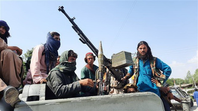 Lực lượng Taliban tại thủ phủ Mehtarlam, tỉnh Laghman, Afghanistan ngày 15/8/2021. (Ảnh: THX/TTXVN) Bốn câu hỏi quan trọng về Afghanistan mà chính quyền Mỹ cần giải đáp ảnh 2