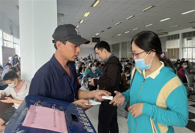 Ga Sài Gòn nhộn nhịp trong ngày đầu bán vé tàu Tết Nguyên đán 2024 ảnh 1