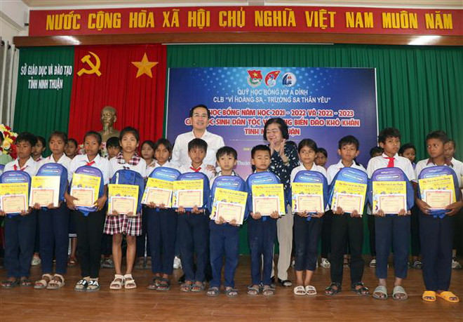 Trao 150 suất học bổng Vừ A Dính tặng học sinh nghèo Ninh Thuận ảnh 1