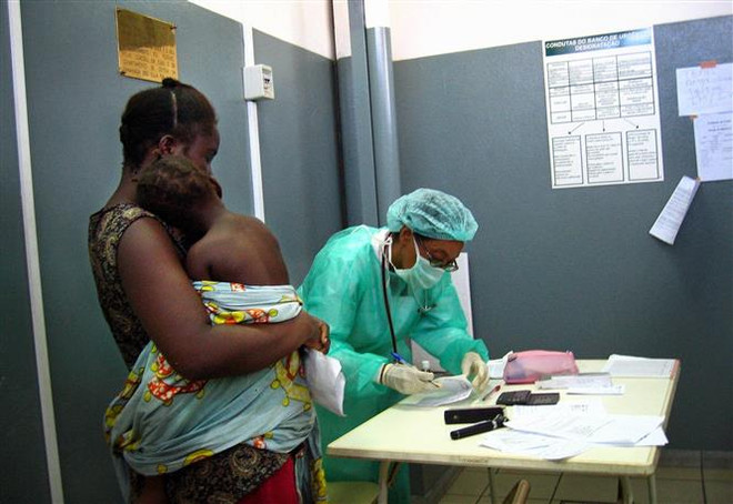 Điều trị cho bệnh nhân nhiễm virus Marburg. (Ảnh: AFP/TTXVN) Tổ chức Y tế Thế giới thông tin về tình hình dịch Marburg ảnh 1