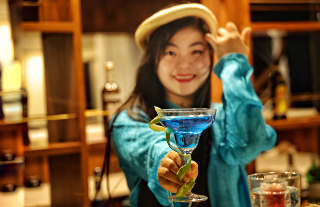 Du khách tận hưởng hương vị những ly cocktail trên du thuyền sang trọng. (Ảnh: Mai Mai/Vietnam+) vnp_heritage 32.jpg