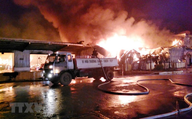 Vụ cháy tại Móng Cái: Nhà kho 8.500m2 bị sụp đổ hoàn toàn ảnh 1