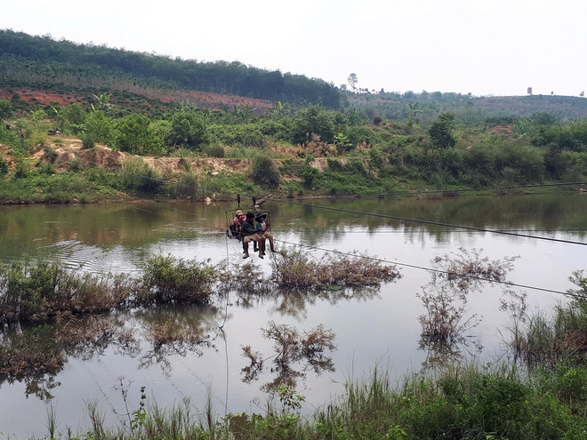 Đã có cầu, người dân vẫn liều mình đu dây qua sông Pô Kô ảnh 1