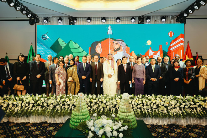 Các đại biểu dự lễ kỷ niệm chụp ảnh chung. (Nguồn: Đại sứ quán Saudi Arabia) Củng cố và phát triển quan hệ giữa Việt Nam và Saudi Arabia ảnh 3