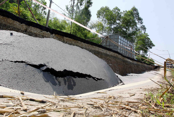 [Photo] Vết nứt toác nguy hiểm trên đường từ Hà Nội đi Yên Bái ảnh 2