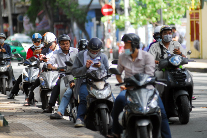 Xử lý nghiêm người chơi Pokemon Go khi tham gia giao thông ảnh 1