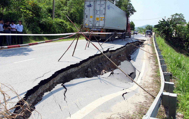 [Photo] Vết nứt toác nguy hiểm trên đường từ Hà Nội đi Yên Bái ảnh 1