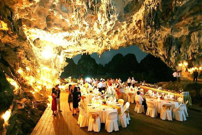 Hang động của di sản Vịnh Hạ Long bị biến thành... nhà hàng ảnh 1