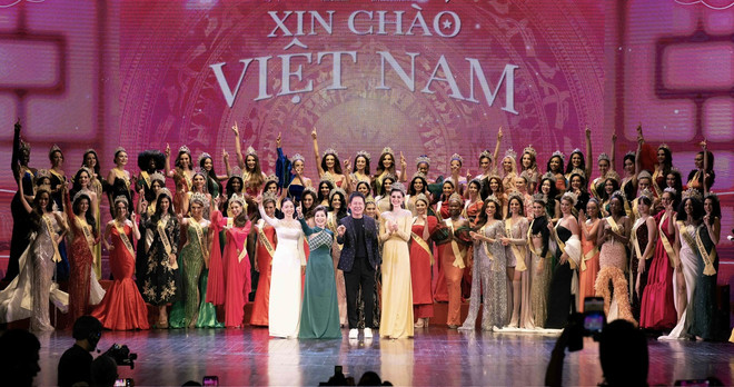 Đương kim Miss Grand International, ban tổ chức và dàn thí sinh năm nay trong chương trình Chào Việt Nam. (Ảnh: BTC) Đương kim Miss Grand International mê gỏi cuốn, cơm tấm Việt Nam ảnh 1