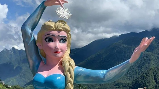 Tượng Elsa 'phiên bản lỗi' và vấn đề phát triển du lịch Lào Cai ảnh 1