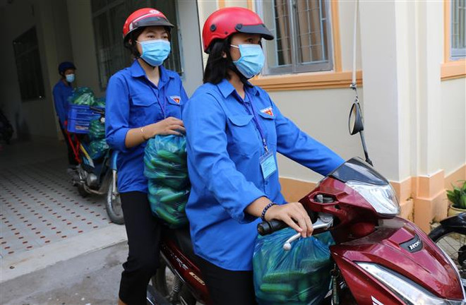 Đội hình 'shipper áo xanh' phường 11, thành phố Cao Lãnh (Đồng Tháp) giúp nông dân trên địa bàn tiêu thụ 200kg nông sản (dưa leo). (Ảnh: Chương Đài/TTXVN) Chuyện về những 'shipper áo xanh' đi chợ, thu mua nông sản giúp dân ảnh 1