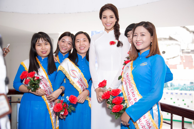 Phạm Hương về thăm trường cũ, tặng học bổng cho các bạn sinh viên ảnh 1